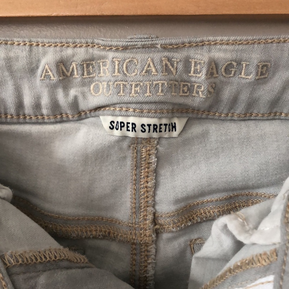 American Eagle Light Grey distressed Jeans Size 6 Super Stretch - Picture 5 of 11